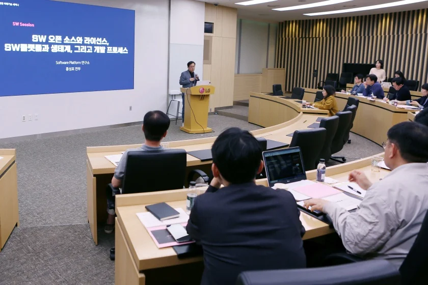 LG전자 CTO부문 홍성표 SoftwarePlatform연구소장이 '미래기술 세미나' 강연자로 나서 SW 교육을 진행하고 있다.