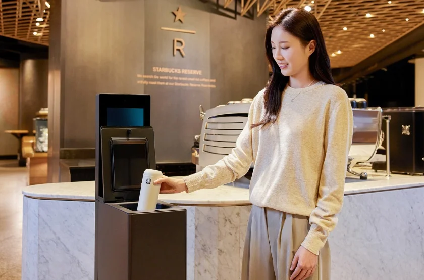 LG 마이컵을 이용해 텀블러를 세척하는 모습.