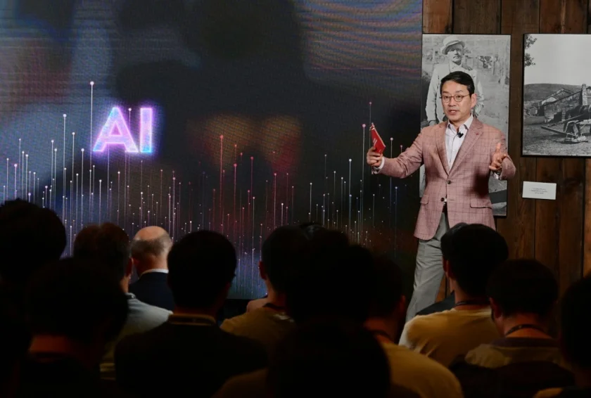 LG전자 조주완 CEO가 참석자들에게 회사 AI 전략과 사업 비전을 발표하고 있다.