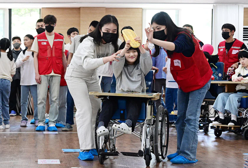 LG전자 임직원들이 '오늘은 어린이날' 행사에서 장애 아동 및 청소년들과 함께 작은 운동회에 참여하고 있다.