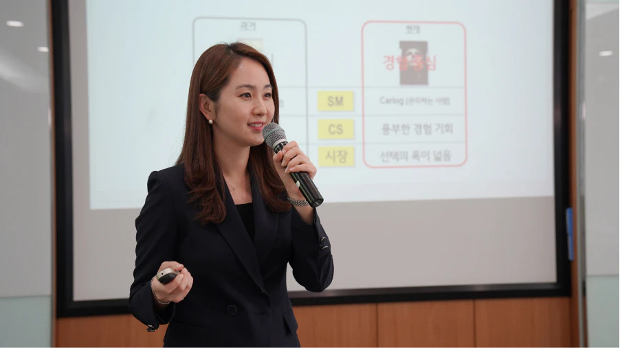 LG디지털파크에서 서비스 매니저들에게 고객 응대 역량 강화에 대해 설명하는 임지원 LG전자 서비스커뮤니케이션 역량강화팀장