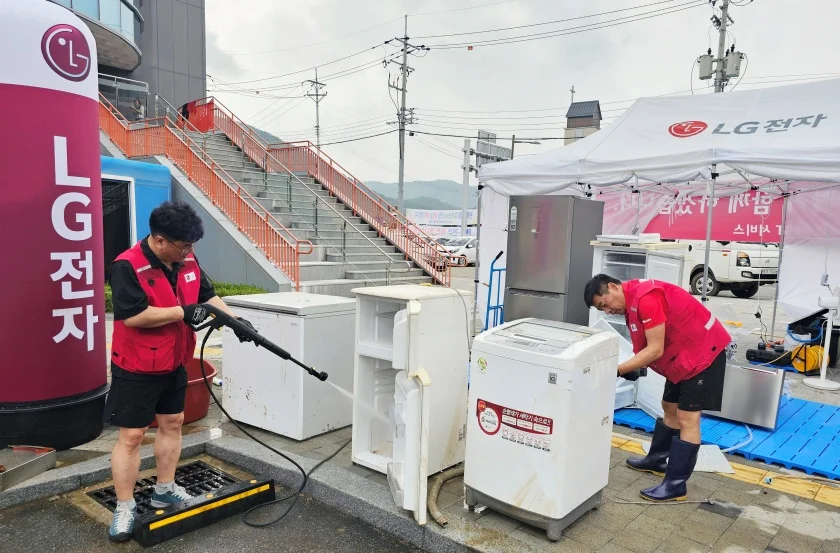 LG전자 서비스 매니저가 전라북도 완주군 운주면에 마련한 임시 서비스 거점에서 침수된 가전을 수리하는 모습.