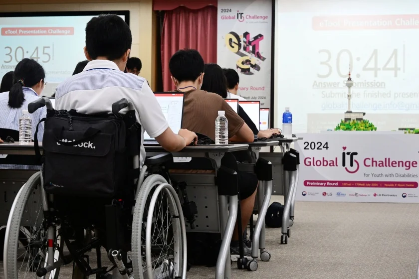 지난 16일 서울 여의도에서 열린 예선 대회에 참가한 한국 장애 청소년들이 '파워포인트 활용 능력 평가'를 진행 중인 모습.