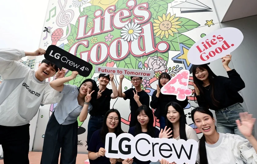 LG크루 4기 멤버들이 지난 27일 서울 영등포구 양평동 그라운드220에서 최종 발표회에 앞서 사진 촬영을 하고 있다.