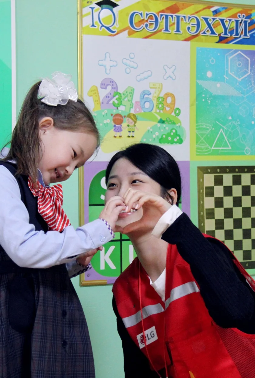 라이프스굿(Life's Good) 봉사단이 몽골 울란바토르 샤하르트 79번 학교에서 학생들의 교육환경 개선을 위한 봉사활동을 하고 있다.