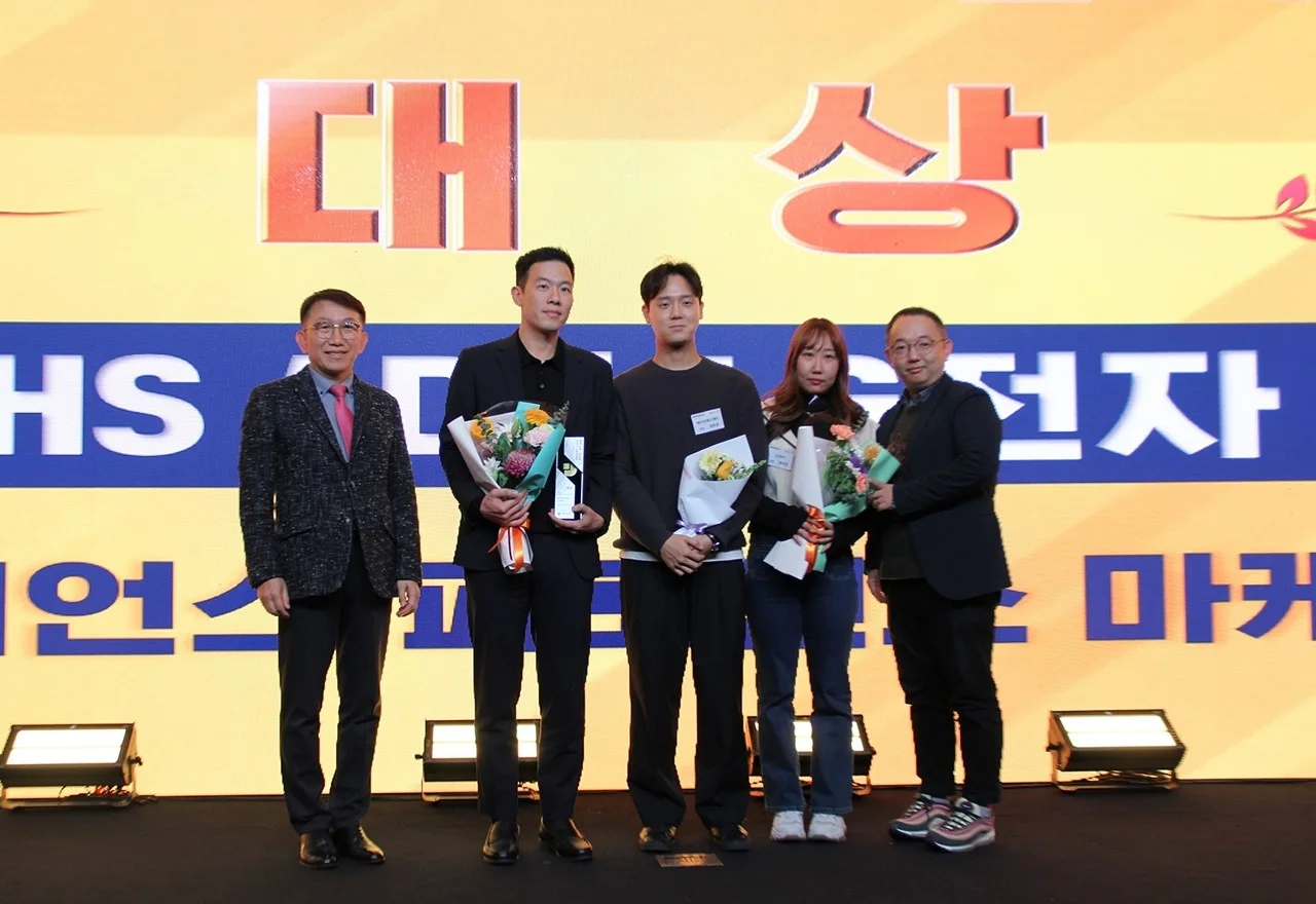 시상자와 함께 기념사진을 촬영하는 LG전자 오디언스 퍼포먼스 마케팅 담당자. (왼쪽부터) 박승운 미래아이엔씨 대표, 이정완 LG전자 책임, 정호준 HSAD 선임, 문하경 LG전자 선임, 이권수 HSAD 책임