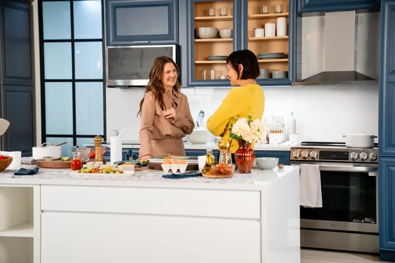 LG 북미 사옥에서 '드류 베리모어 쇼(The Drew Barrymore Show)' 촬영 중인 드류 베리모어와 필라 발데즈