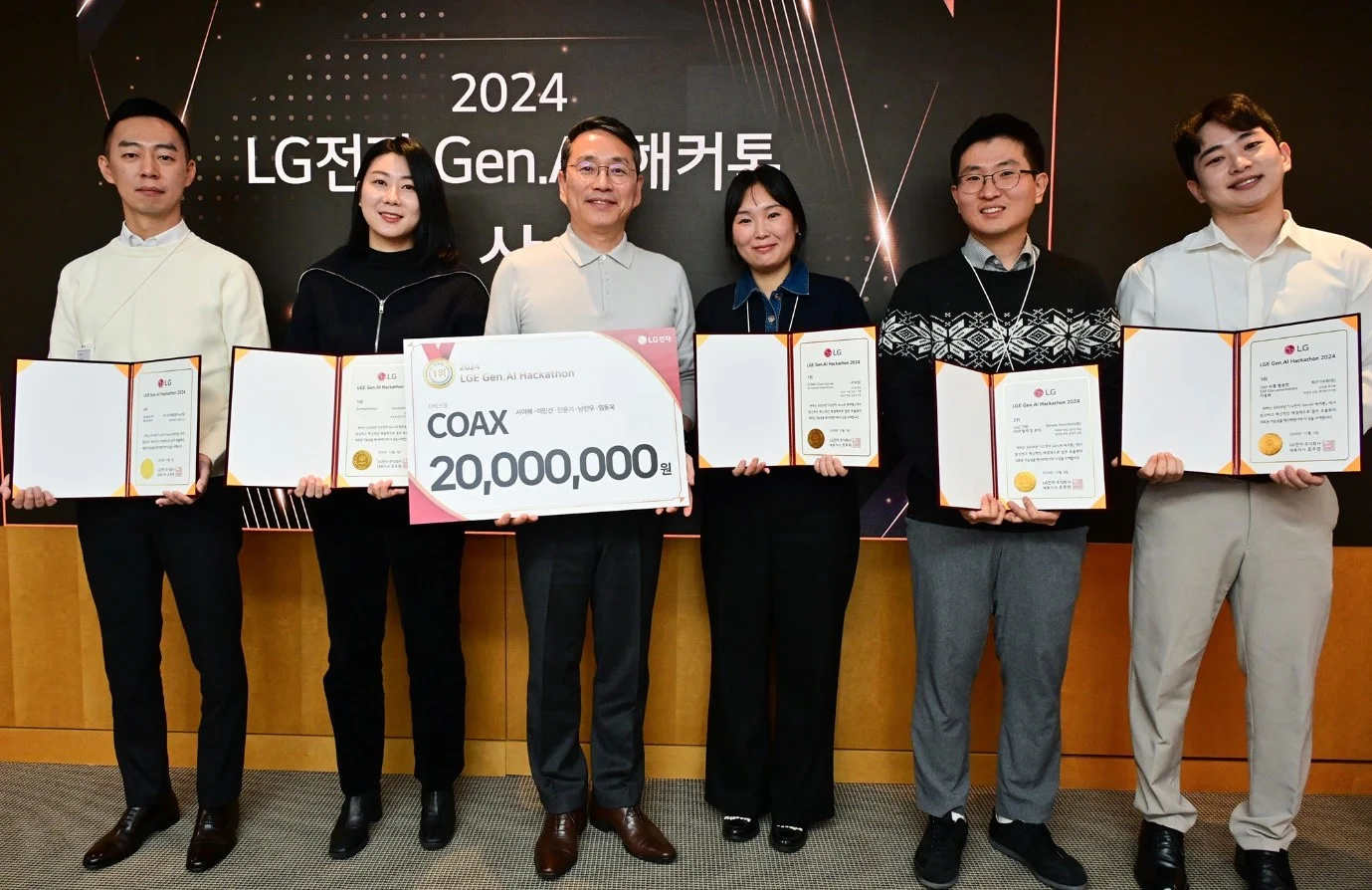 지난 3일 서울 여의도 LG트윈타워에서 열린 'LG전자 Gen AI 해커톤' 시상식에서 조주완 최고경영자(CEO·왼쪽 세번째)가 우수 아이디어로 뽑힌 수상자들과 기념촬영을 하고 있다.
