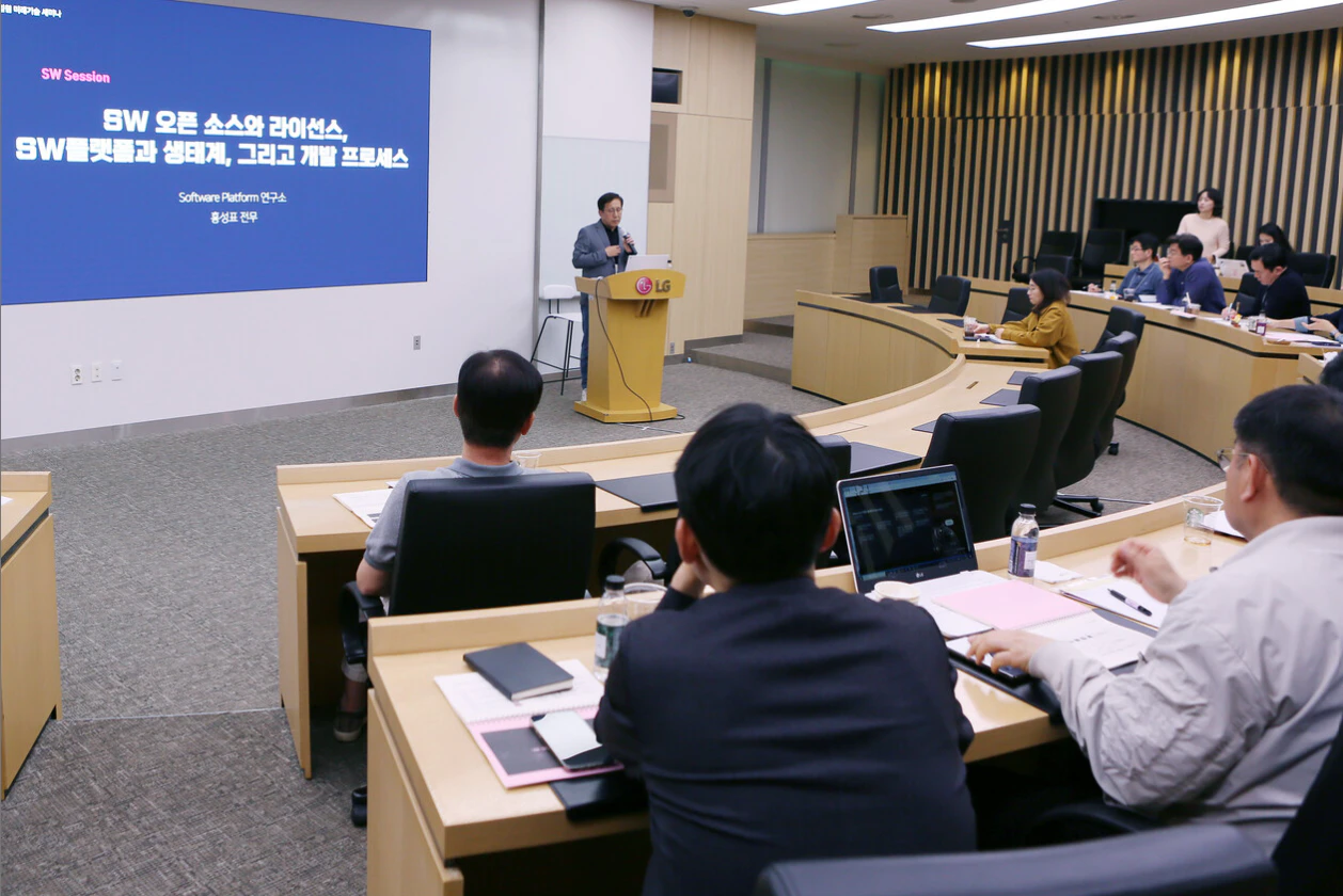 LG전자 CTO부문 홍성표 SoftwarePlatform연구소장이 ‘미래기술 세미나’ 강연자로 나서 SW 교육을 진행하고 있다.
