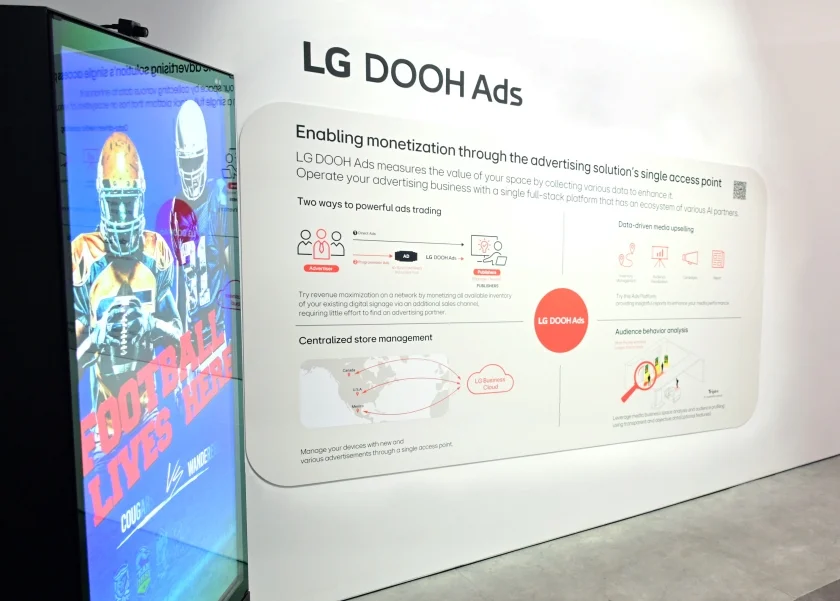 CES 2025에서 상업용 디스플레이 광고 솔루션 'LG DOOH Ads'가 적용된 디스플레이가 전시된 모습.