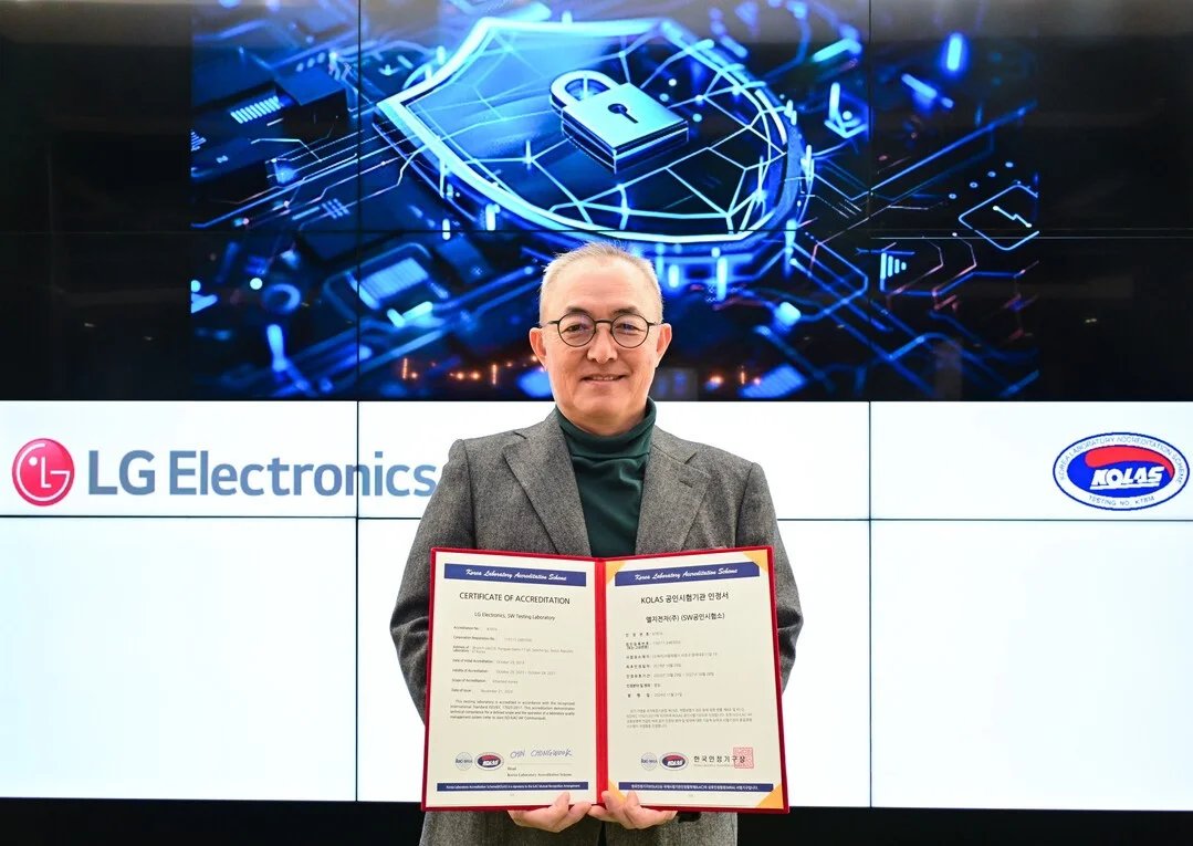 IoT 분야 사이버보안 공인시험 자격 인증서를 들고 있는 LG전자 CTO부문 박인성 SW센터장