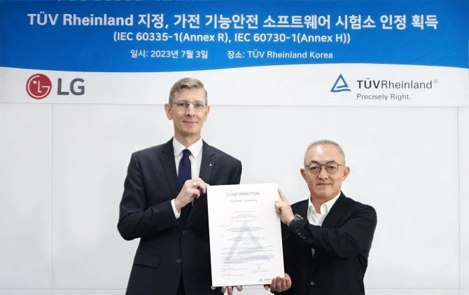 TUV 라인란드 코리아 본사에서 기념사진을 찍는 프랭크 주트너(왼쪽) TUV 라인란드 코리아 대표이사와 박인성 LG전자 소프트웨어(Software)센터장 전무