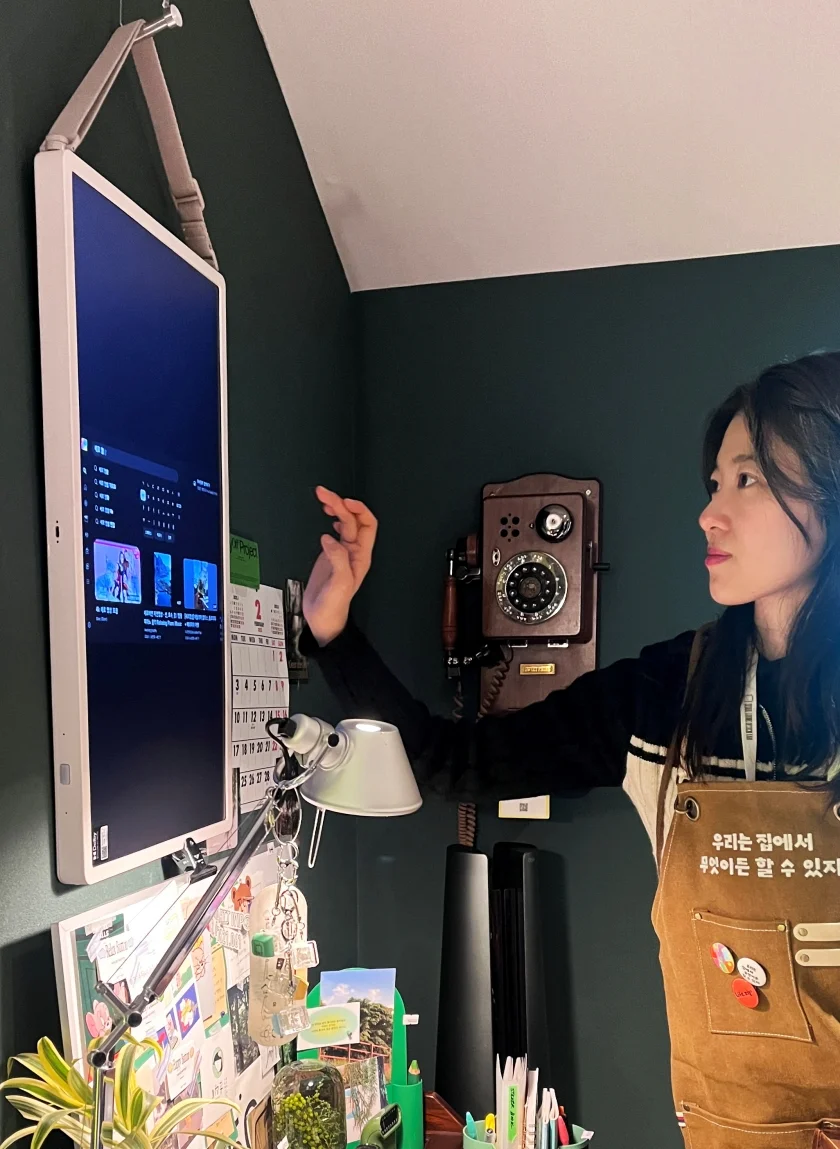라이프집 부스에서 LG 스탠바이미2를 체험해보고 있는 모습.