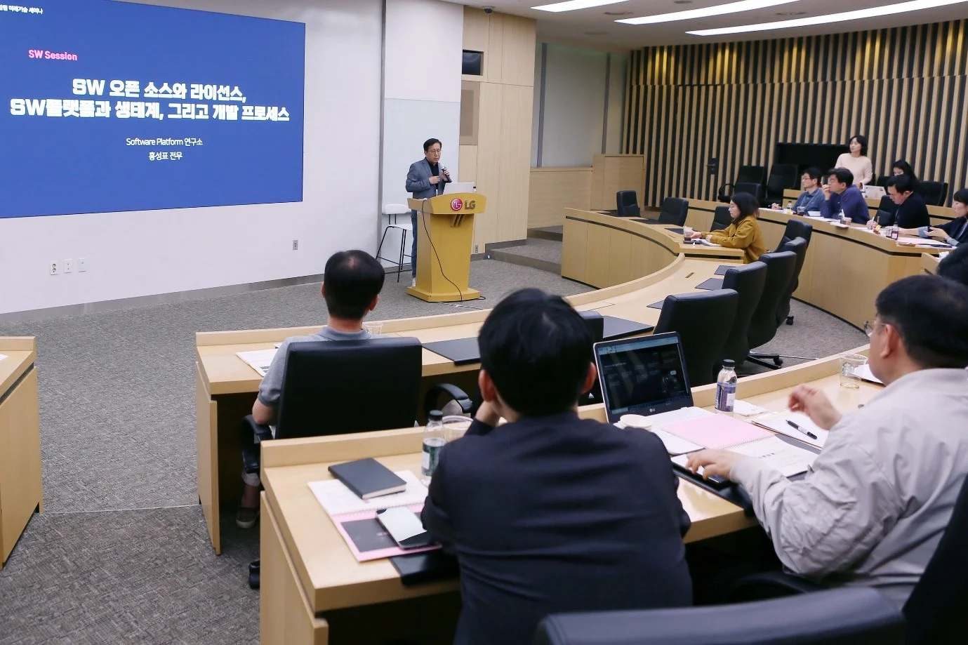 홍성표 LG전자 소프트웨어 플랫폼 연구소장이 지난 5월 '미래기술 세미나' 강연자로 나서 임원들을 대상으로 소프트웨어 교육을 진행하고 있다.