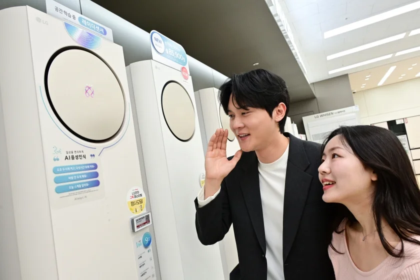 모델이 사용자의 의도를 이해하고 반응하는 LG 휘센 오브제컬렉션 타워I 에어컨의 공감형 AI 기술인 ‘AI음성인식’ 기능을 체험하는 모습.