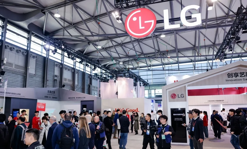 ‘AWE 2025’에서 LG전자 전시관을 방문한 관람객들이 AI 홈을 살펴보고 있다.