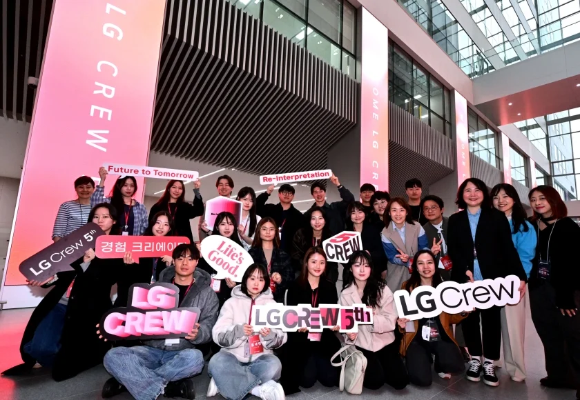 서울 강서구 마곡 LG사이언스파크에서 LG크루가 기념사진을 촬영하고 있다. 