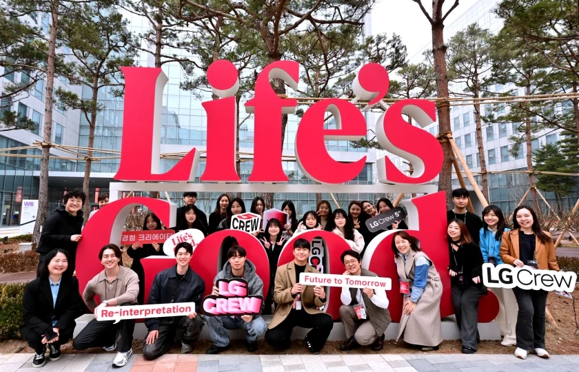 서울 강서구 마곡 LG사이언스파크에서 LG크루가 기념사진을 촬영하고 있다. 