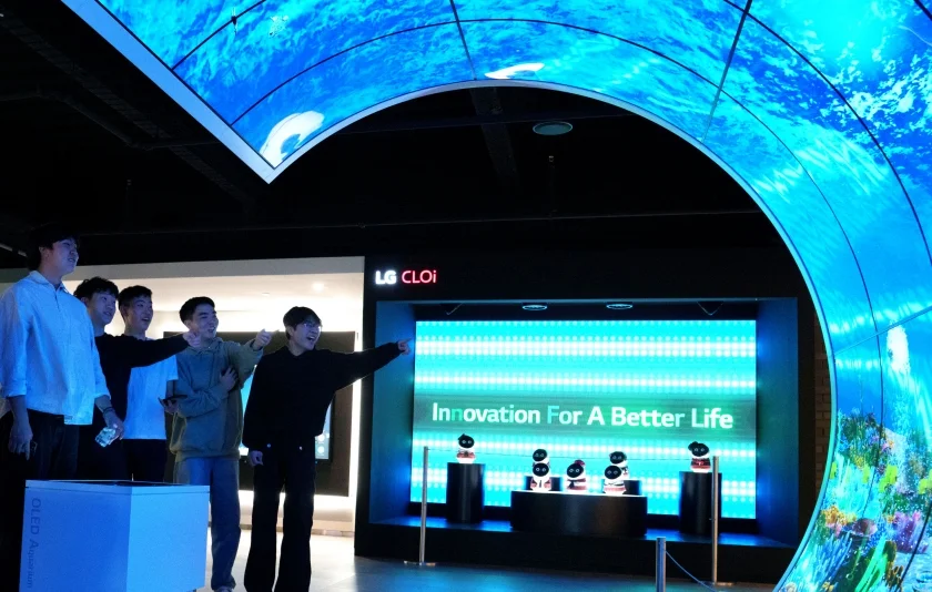 LG전자 북미법인 본사를 방문한 미국 프린스턴대 학생들이 LG전자의 올레드 플렉서블 사이니지로 만들어진 체험존을 살펴보고 있다.