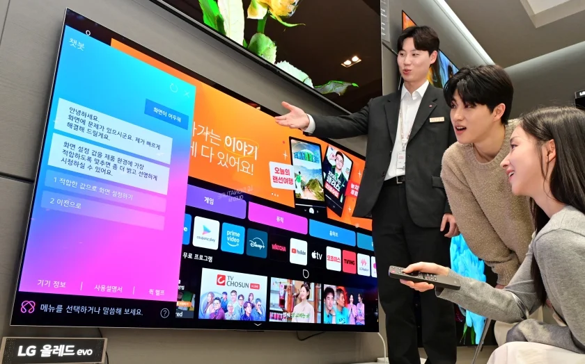모델이 TV 사용 중 문의 사항이나 문제 발생 시 원인을 분석하고 해결 방법을 제시하는 ‘AI 챗봇’ 기능을 체험하는 모습