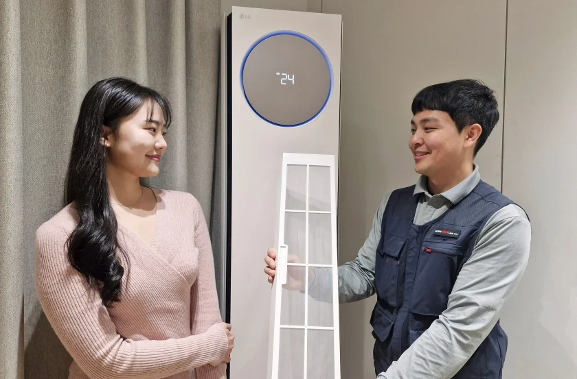 LG전자 서비스 엔지니어가 에어컨 사전점검 서비스를 진행하고 있다.