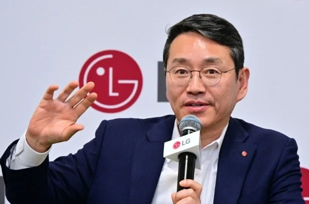 LG전자 조주완 CEO가 美 라스베이거스에서 열린 CES2025 기자간담회에서 사업 전략을 소개하고 있다.