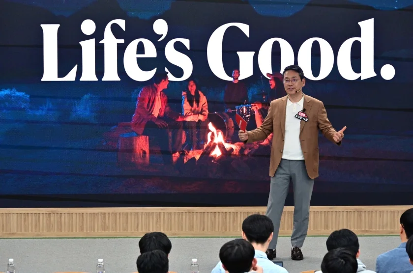 LG전자 조주완 CEO가 24일 서울대학교 제1공학관에서 전기·정보공학부 재학생 200명에게 CEO 특강을 진행하고 있는 모습.