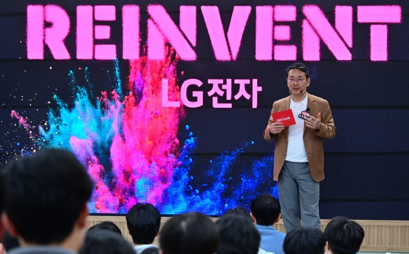 LG전자 조주완 CEO가 24일 서울대학교 제1공학관에서 전기·정보공학부 재학생 200명에게 CEO 특강을 진행하고 있는 모습.