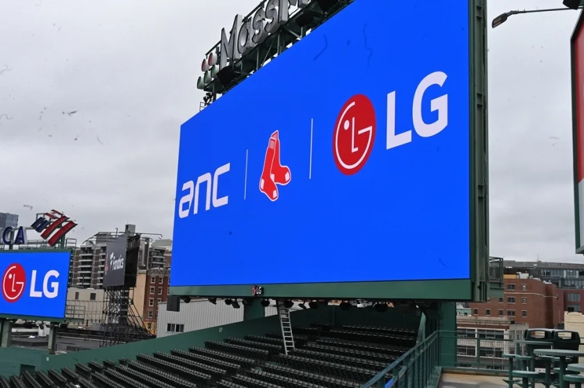 펜웨이 파크 곳곳에 LG전자의 LED 사이니지가 설치된 모습.