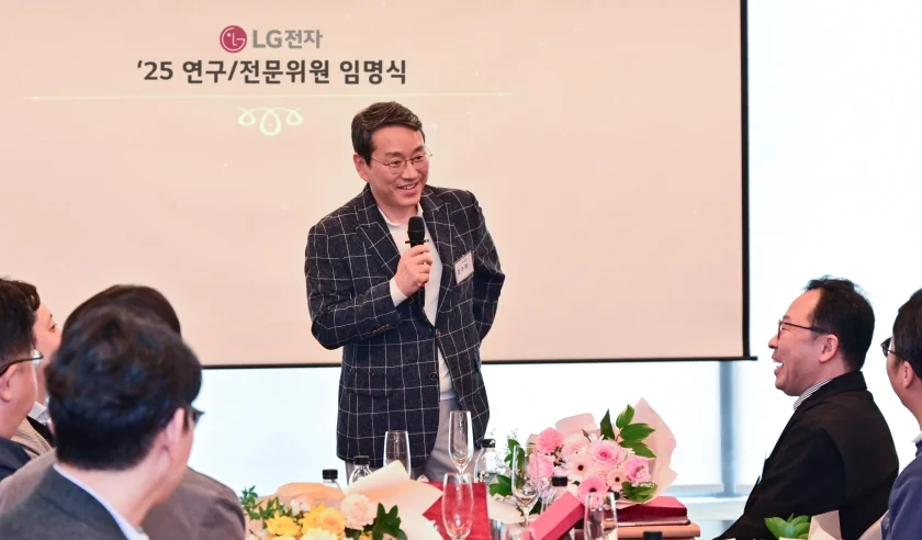 조주완 CEO가 마곡 LG사이언스파크에서 열린 임명식에서 신임 연구/전문위원들에게 축하와 격려를 전하고 있다.