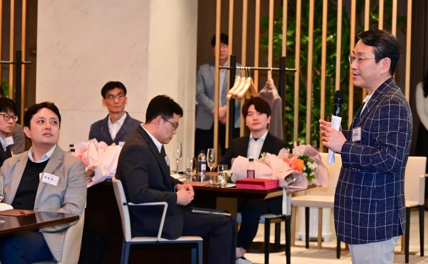 조주완 CEO가 마곡 LG사이언스파크에서 열린 임명식에서 신임 연구/전문위원들에게 축하와 격려를 전하고 있다.  