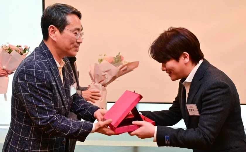 조주완 CEO(사진 왼쪽)가 마곡 LG사이언스파크에서 열린 임명식에서 역대 최연소 연구위원인 민경직 연구위원에게 임명패를 전달하고 있다. 