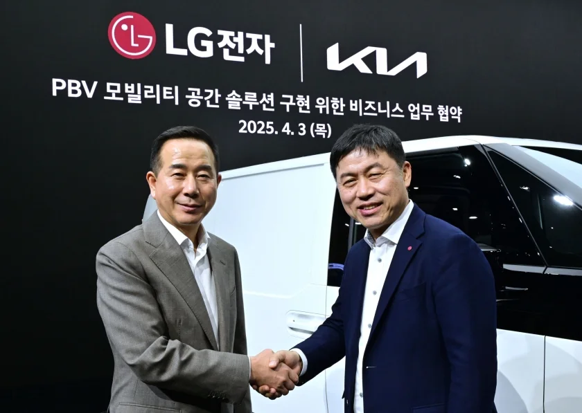 왼쪽부터 기아 국내사업본부장 정원정 부사장, LG전자 HS사업본부장 류재철 사장