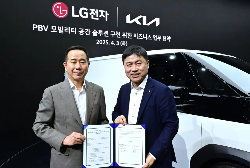왼쪽부터 기아 국내사업본부장 정원정 부사장, LG전자 HS사업본부장 류재철 사장