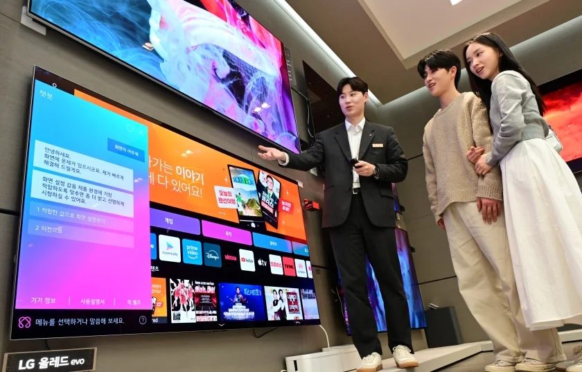LG전자가 베스트샵 주요 매장에서 2025년형 올레드 TV 판매를 시작한 가운데, 모델이 AI 챗봇 기능을 이용하고 있다.