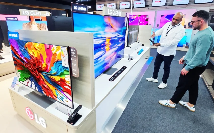 독일 프랑크푸르트 지역에 위치한 가전 매장인 미디어 마크트(Media Markt) 직원이 고객에게 LG QNED TV의 AI 기능에 대해 설명하고 있다.  