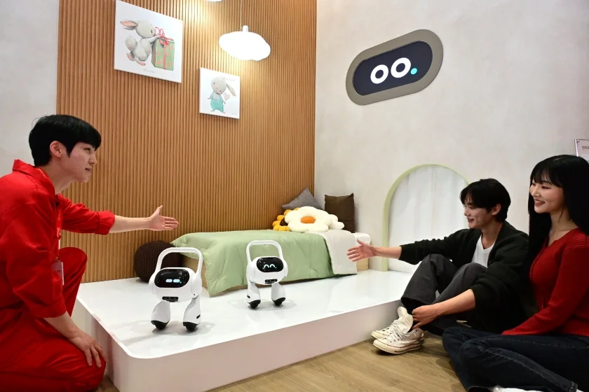 모델이 LG전자 직원에게 고객의 목소리와 표정·말투로 감정까지 파악하는 이동형 AI홈(프로젝트명 : Q9)의 설명을 듣고 있다.