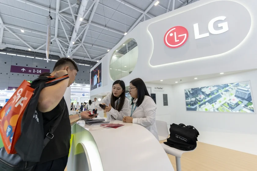 LG전자 부스를 방문한 고객이 LG 퓨로텍 관계자와 대화를 나누고 있다.