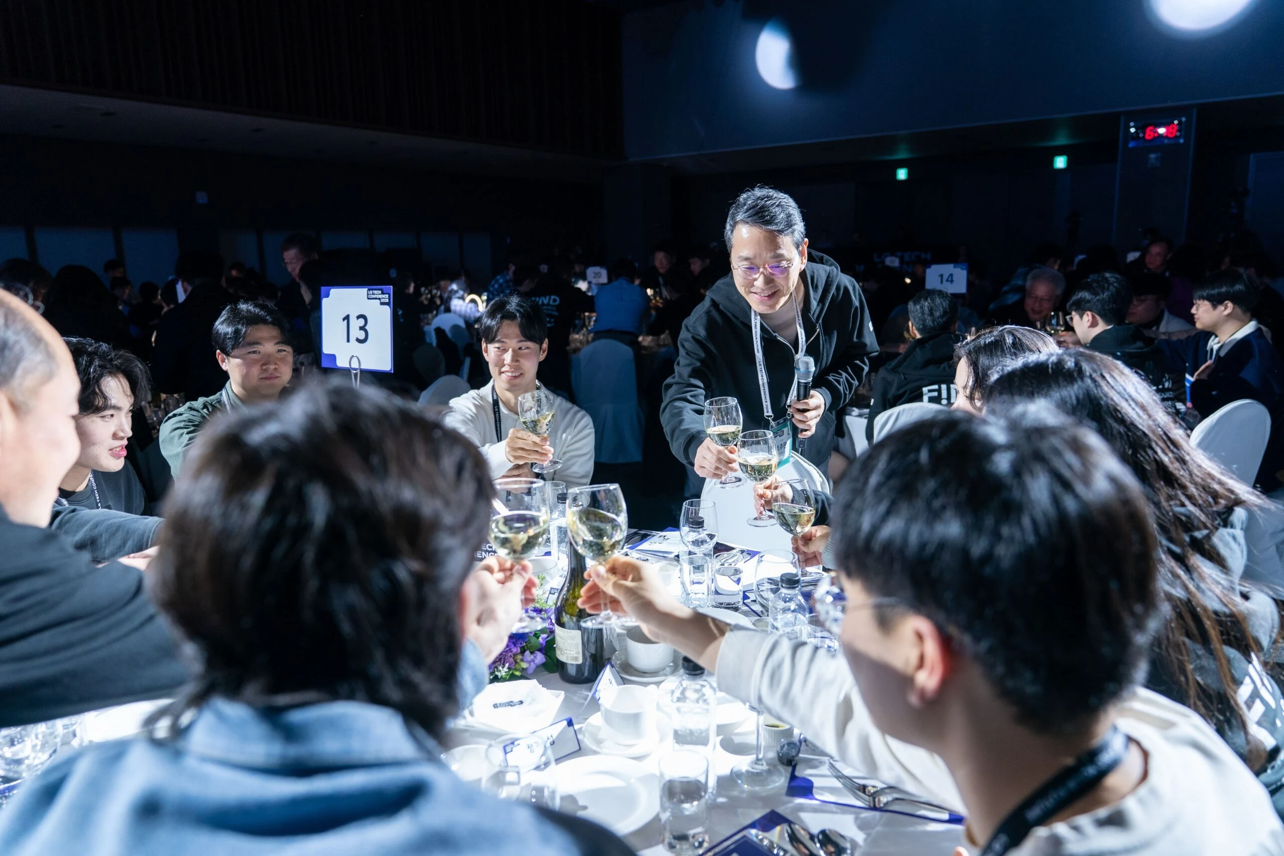 LG전자 CEO 조주완 사장이 네트워킹 디너 건배사를 진행하고 있다