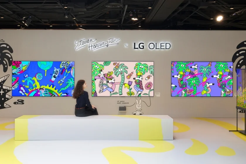모델이 LG 올레드 에보(G5,M5)를 통해 감각적인 색감의 팝아트를 감상하고 있다.