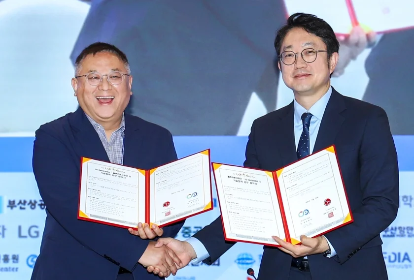 서울대학교 블루카본사업단 김종성 단장(왼쪽)과 LG전자 김영석 HS기능성소재사업실장(오른쪽)이 기념 사진을 촬영 중인 모습.