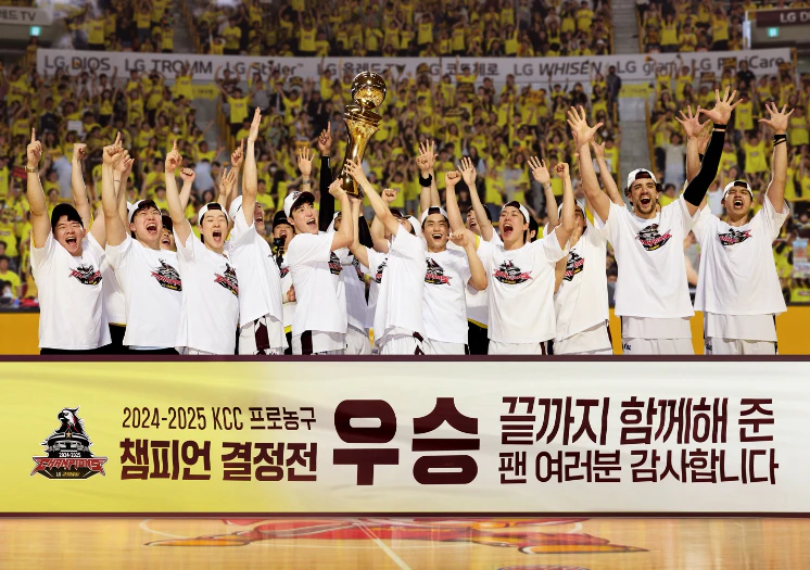 LG 세이커스 창단 첫 우승 

[선수단이 들고 있는 현수막 문구] 

2024-2025 KCC프로농구
챔피언 결정전

우승

끝까지 함께해 준
팬 여러분 감사합니다

[뒤 경기장 관중석에 붙은 광고]
LG DIOS 
LG TROMM
LG Styler
LG 올레드
LG 코드제로
LG WHISEN
LG gram
LG Pet Care