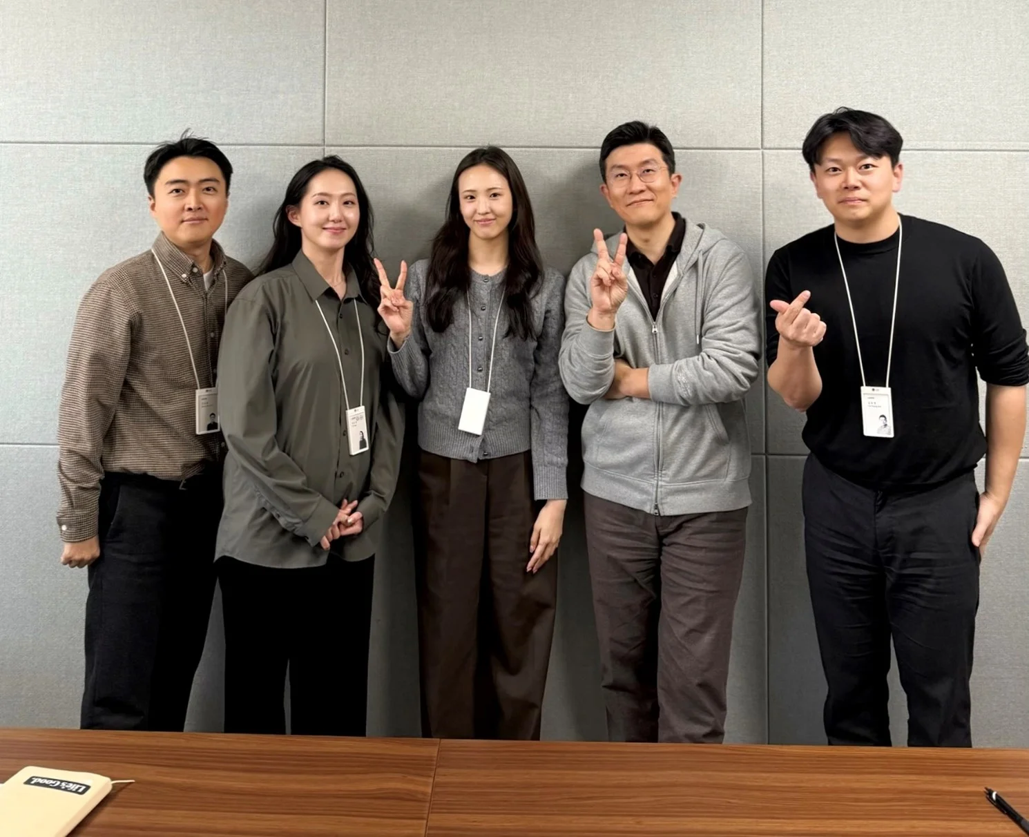 담당자 5명이 회의실에서 기념 사진을 촬영한 모습