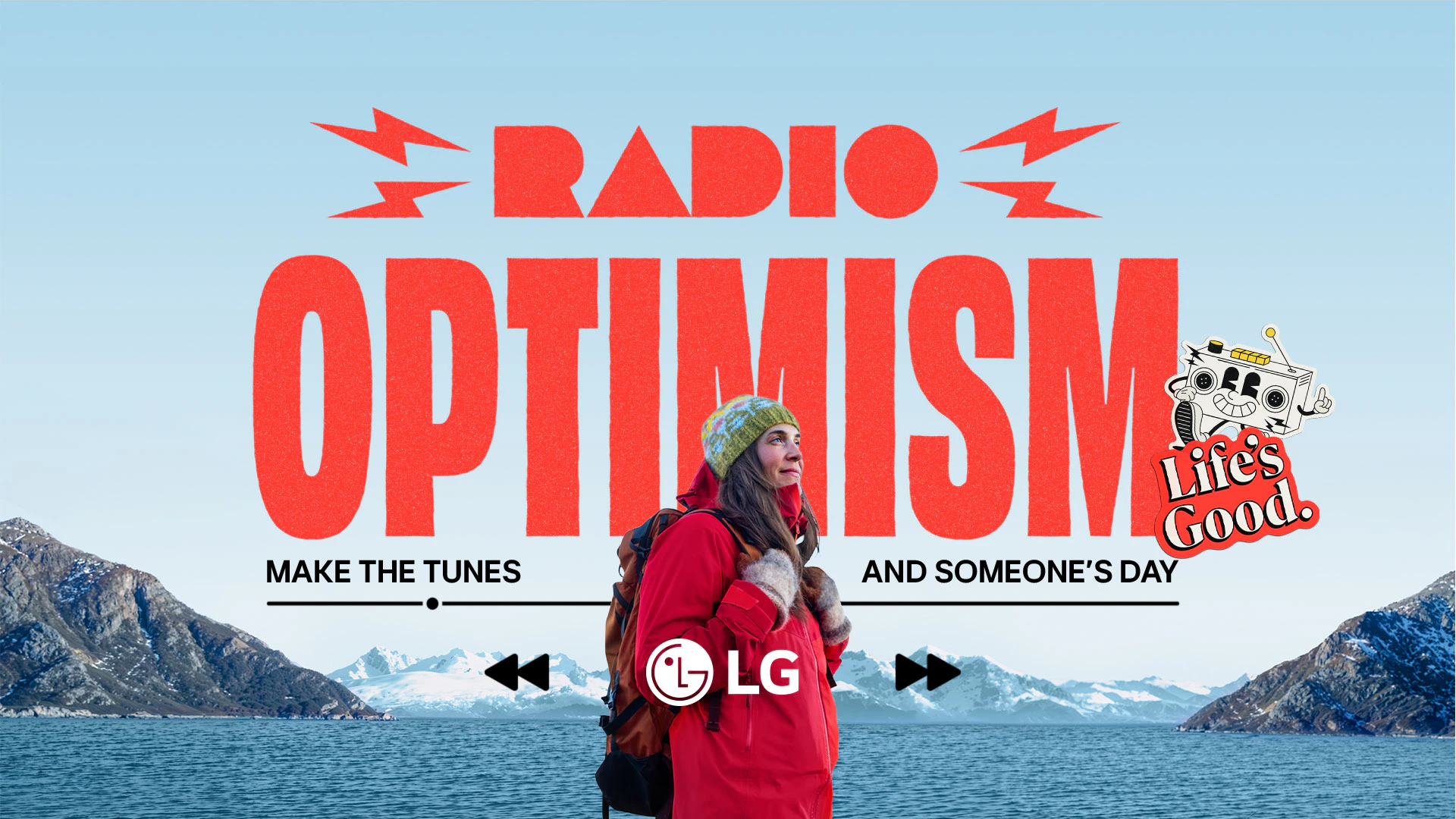 눈 덮인 산과 바다를 배경으로 빨간 등산복을 입은 여성이 서 있고, 그 뒤로 'Radio Optimism'이라는 큼직한 붉은 글씨와 'Life's Good' 로고, 만화 스타일의 스마일 라디오 캐릭터가 배치돼 있다. 하단에는 'Make the Tunes and Someone's Day'라는 문구와 함께 음악 플레이어 형태의 그래픽이 그려져 있다.