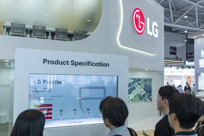 LG 로고가 부착된 전시 부스 앞에서 관람객들이 'LG PuroTec' 제품 사양이 표시된 디지털 스크린을 바라보고 있다. 스크린 위에는 'Product Specification'가 적혀 있음