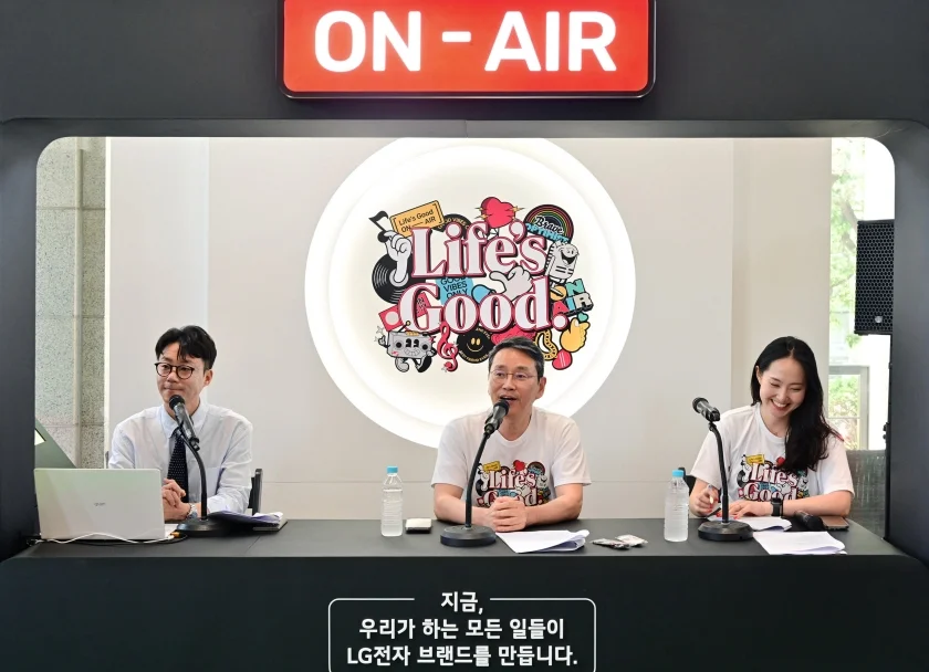 조주완 CEO(가운데)가 라디오 DJ로 참여해 ‘Life’s Good' 브랜드 가치를 실천한 임직원들의 사연을 소개하고 있는 모습.