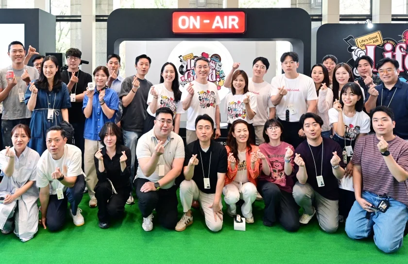 조주완 CEO(가운데)가 임직원들과 함께 기념촬영 중인 모습.