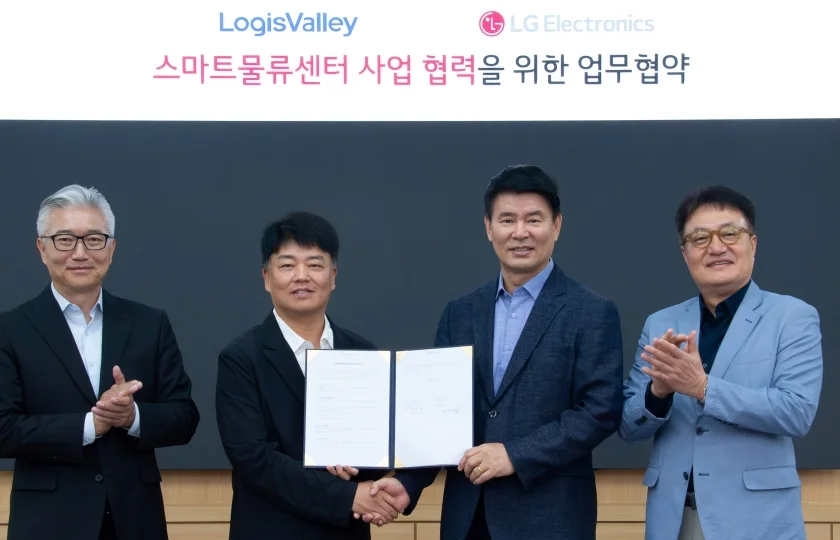 왼쪽부터 김필립 로지스밸리 대표이사, 임영빈 로지스밸리 그룹 회장, 정대화 LG전자 생산기술원장(사장), 백기문 LG전자 ID사업부장(전무)
