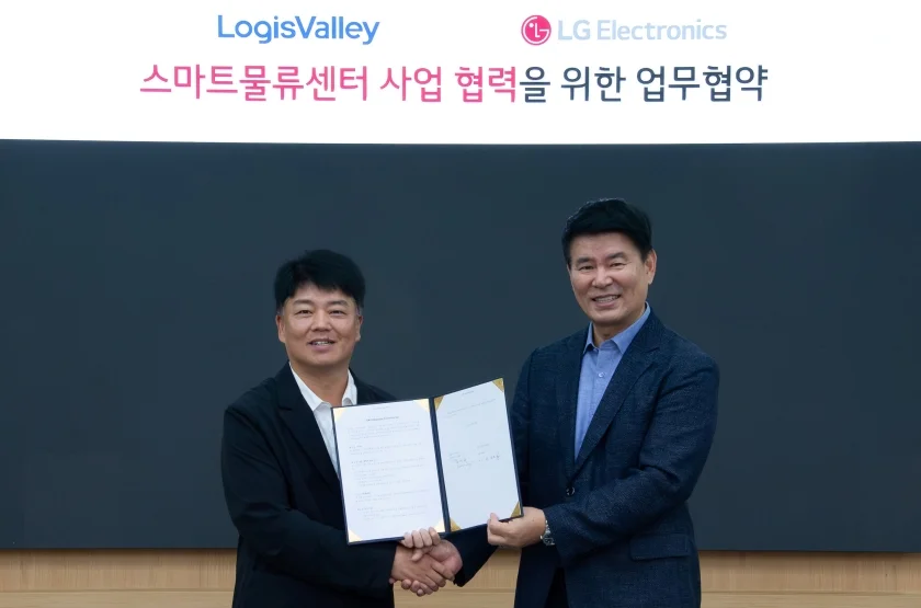 왼쪽부터 임영빈 로지스밸리 그룹 회장, 정대화 LG전자 생산기술원장(사장)
