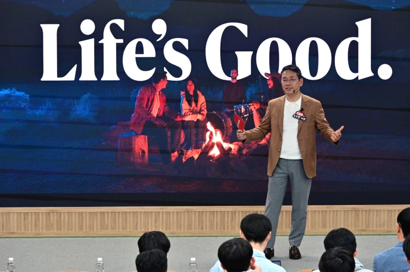 LG전자 조주완 CEO가 서울대학교 제1공학관에서 전기·정보공학부 재학생 200명을 대상으로 특강을 하고 있는 모습.

무대 위에서 발표 중인 조주완CEO가 청중을 향해 제스처를 취하고 있으며, 배경에는 ‘Life’s Good’이라는 문구와 캠프파이어를 둘러싼 사람들의 모습이 대형 화면에 나타나 있다.